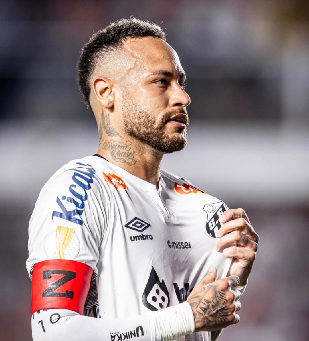 爱游戏官网-内马尔在拜仁比赛中重返赛场，比赛局势复杂引发热议！